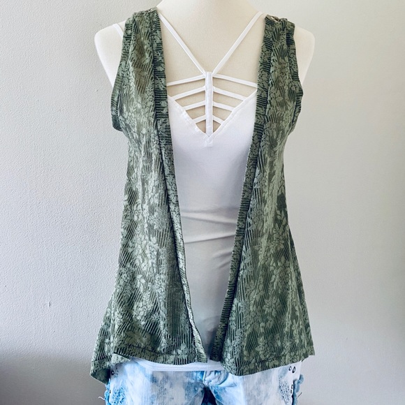 Daytrip Green Embroidered & Crochet Back Vest - Picture 2 of 7
